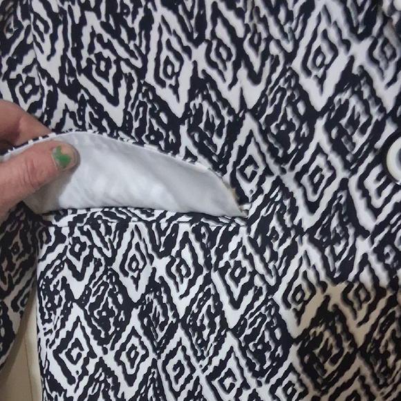 Elegant Black and White Patterned Blazer - Picture 4 of 5